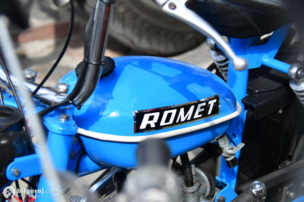 Miasteczko Kresowe wypełniło się legendami motoryzacji. Relacja z otwarcia sezonu