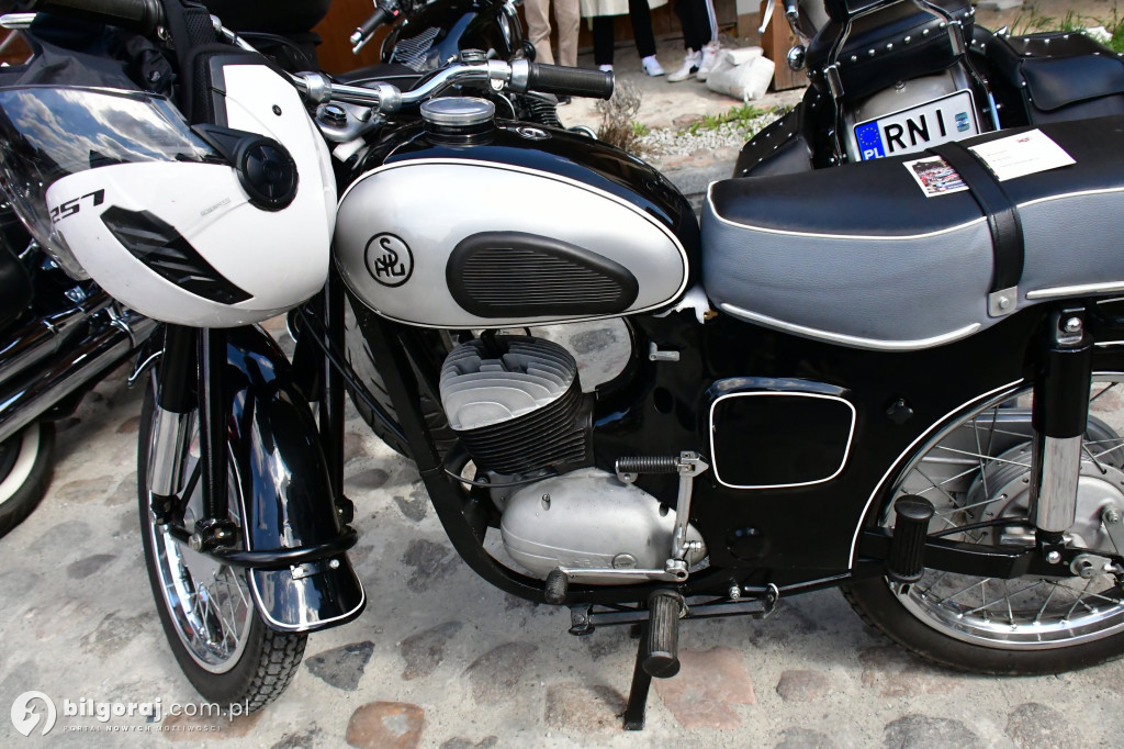 Miasteczko Kresowe wypełniło się legendami motoryzacji. Relacja z otwarcia sezonu