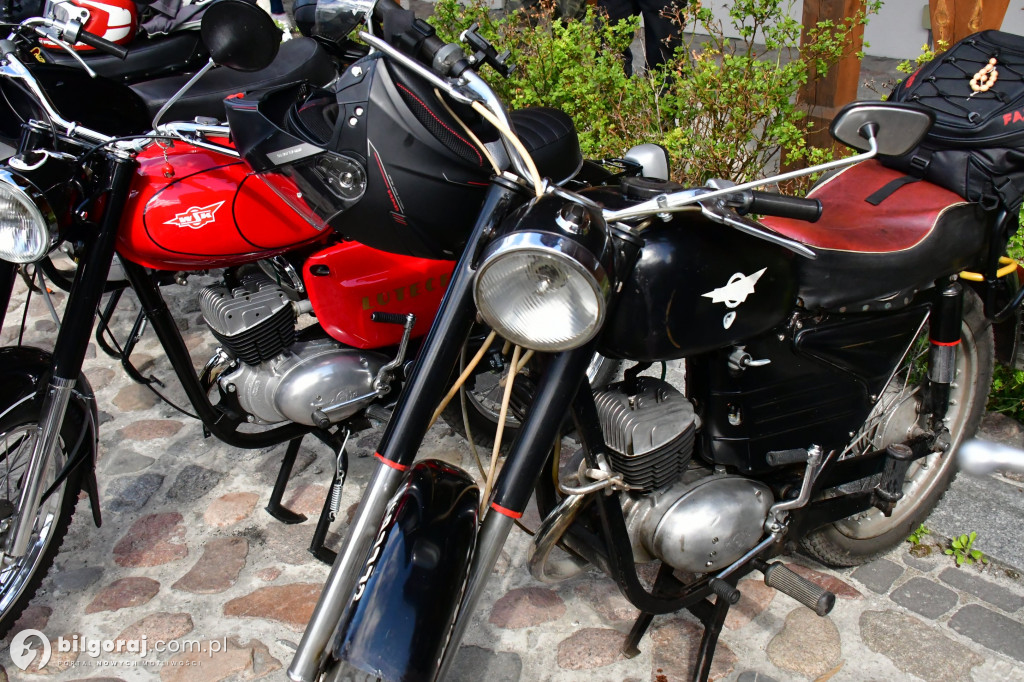 Miasteczko Kresowe wypełniło się legendami motoryzacji. Relacja z otwarcia sezonu