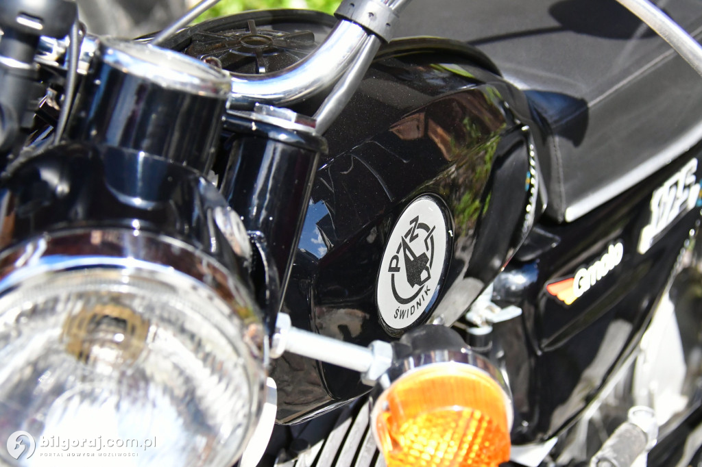 Miasteczko Kresowe wypełniło się legendami motoryzacji. Relacja z otwarcia sezonu