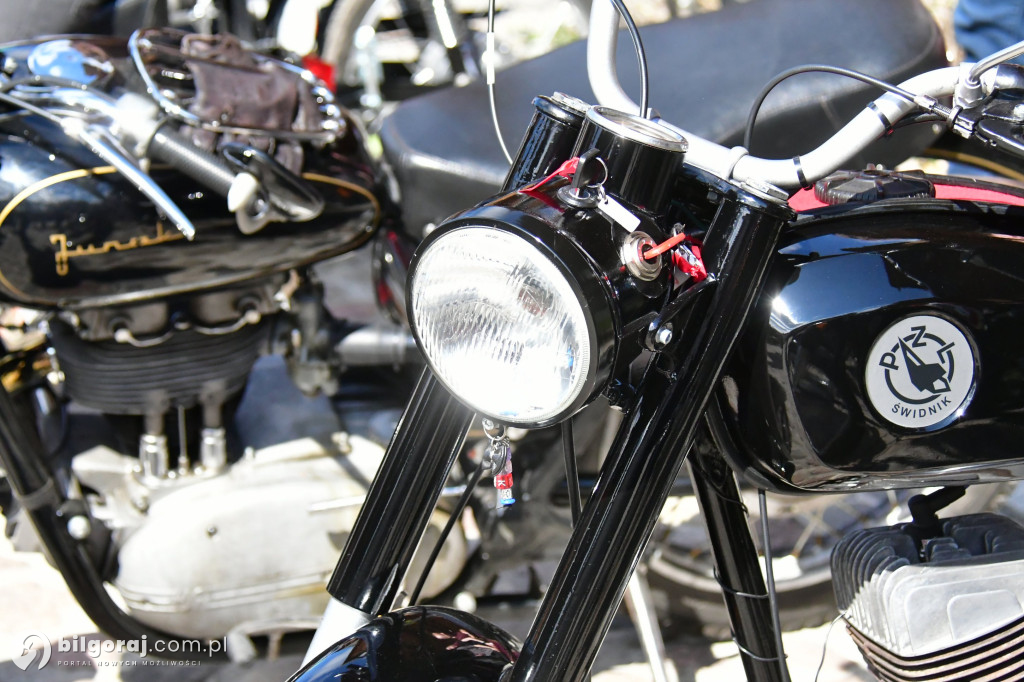 Miasteczko Kresowe wypełniło się legendami motoryzacji. Relacja z otwarcia sezonu