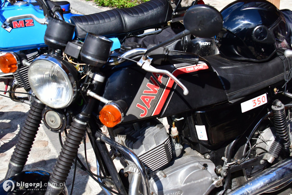 Miasteczko Kresowe wypełniło się legendami motoryzacji. Relacja z otwarcia sezonu