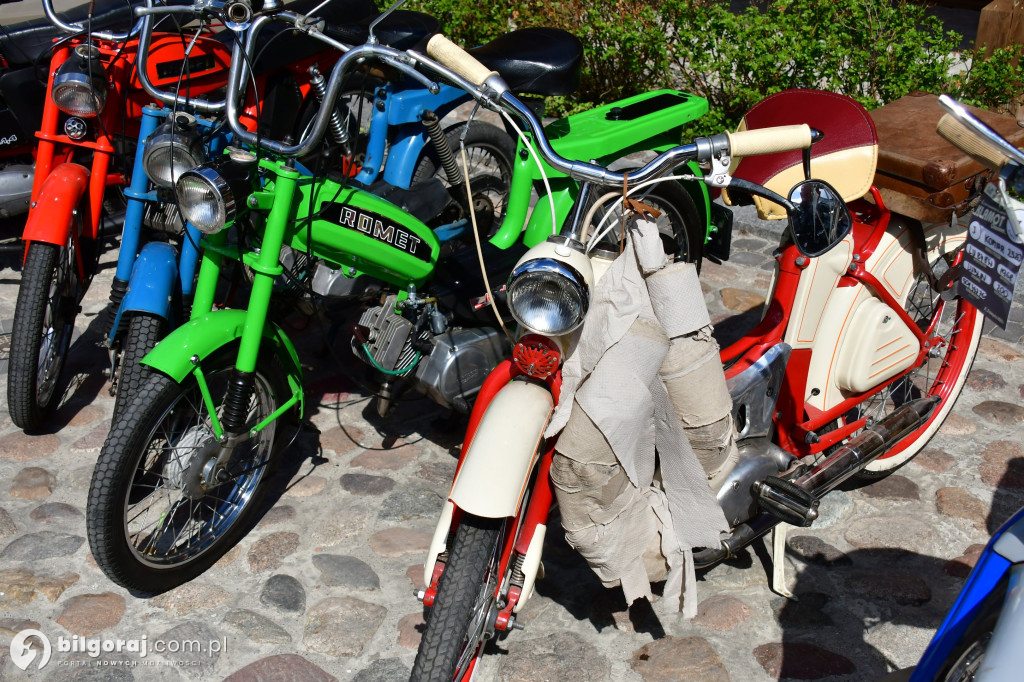 Miasteczko Kresowe wypełniło się legendami motoryzacji. Relacja z otwarcia sezonu