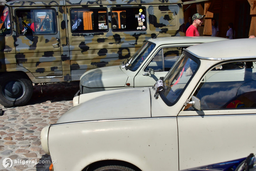 Miasteczko Kresowe wypełniło się legendami motoryzacji. Relacja z otwarcia sezonu