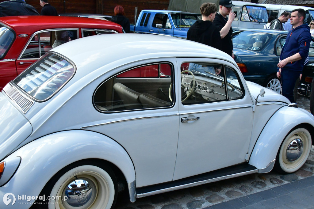 Miasteczko Kresowe wypełniło się legendami motoryzacji. Relacja z otwarcia sezonu