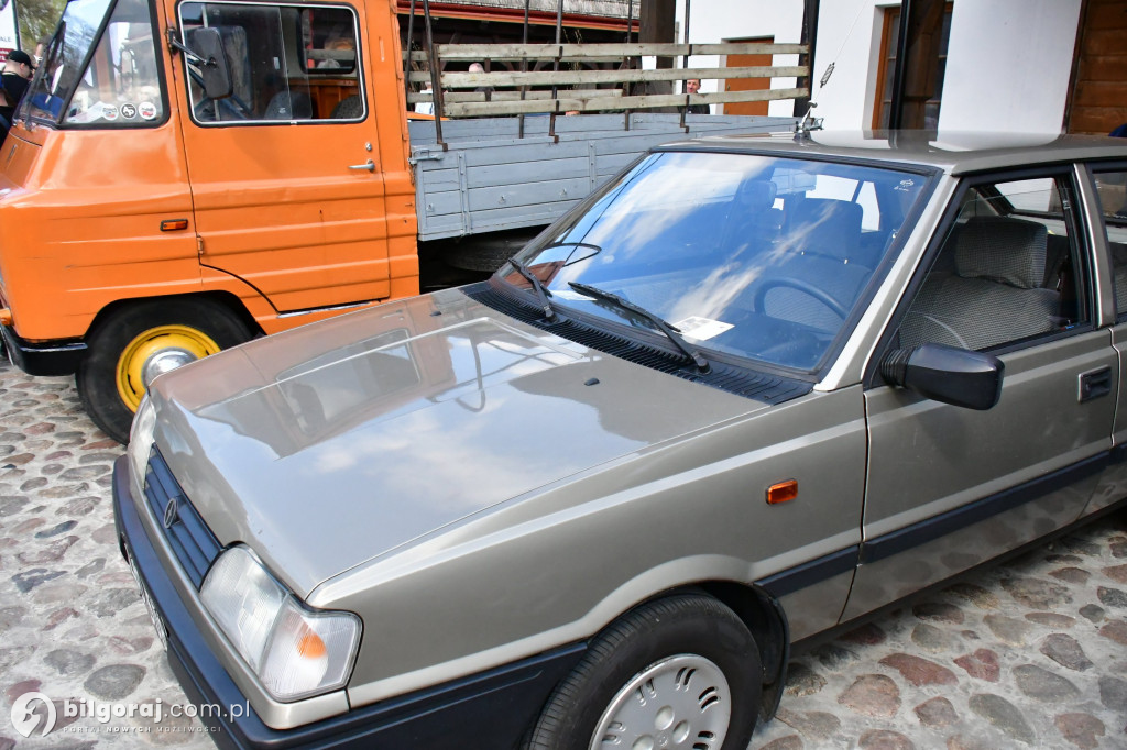 Miasteczko Kresowe wypełniło się legendami motoryzacji. Relacja z otwarcia sezonu