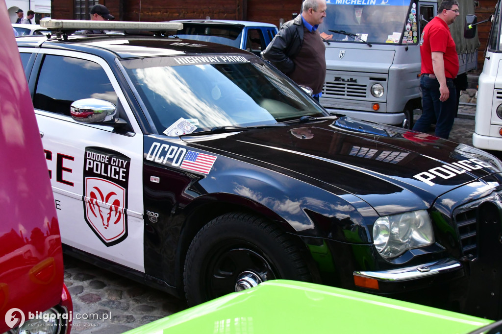 Miasteczko Kresowe wypełniło się legendami motoryzacji. Relacja z otwarcia sezonu