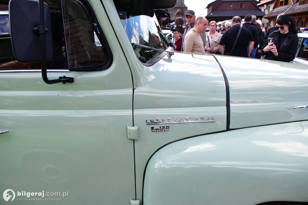 Miasteczko Kresowe wypełniło się legendami motoryzacji. Relacja z otwarcia sezonu