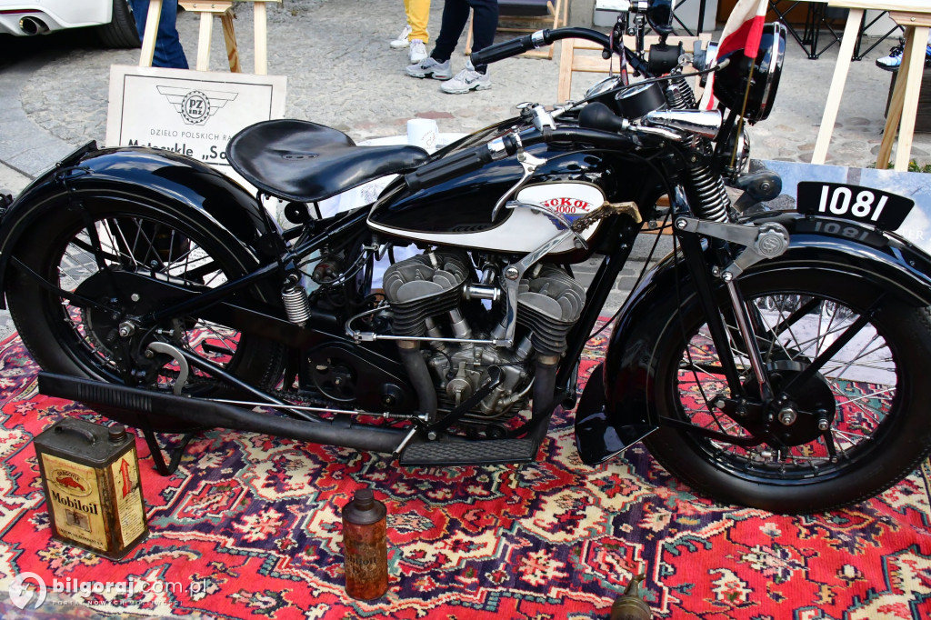 Miasteczko Kresowe wypełniło się legendami motoryzacji. Relacja z otwarcia sezonu