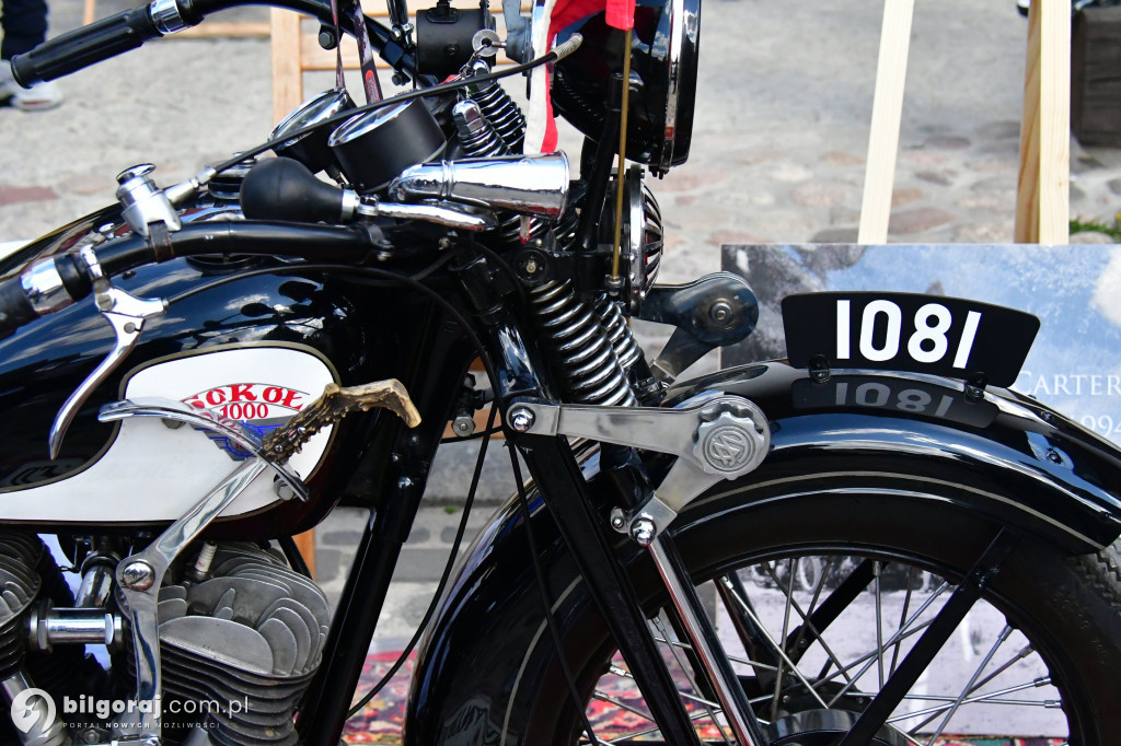 Miasteczko Kresowe wypełniło się legendami motoryzacji. Relacja z otwarcia sezonu