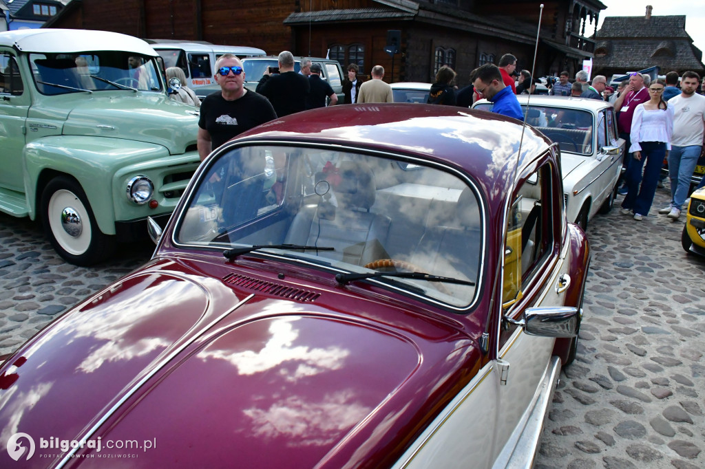 Miasteczko Kresowe wypełniło się legendami motoryzacji. Relacja z otwarcia sezonu
