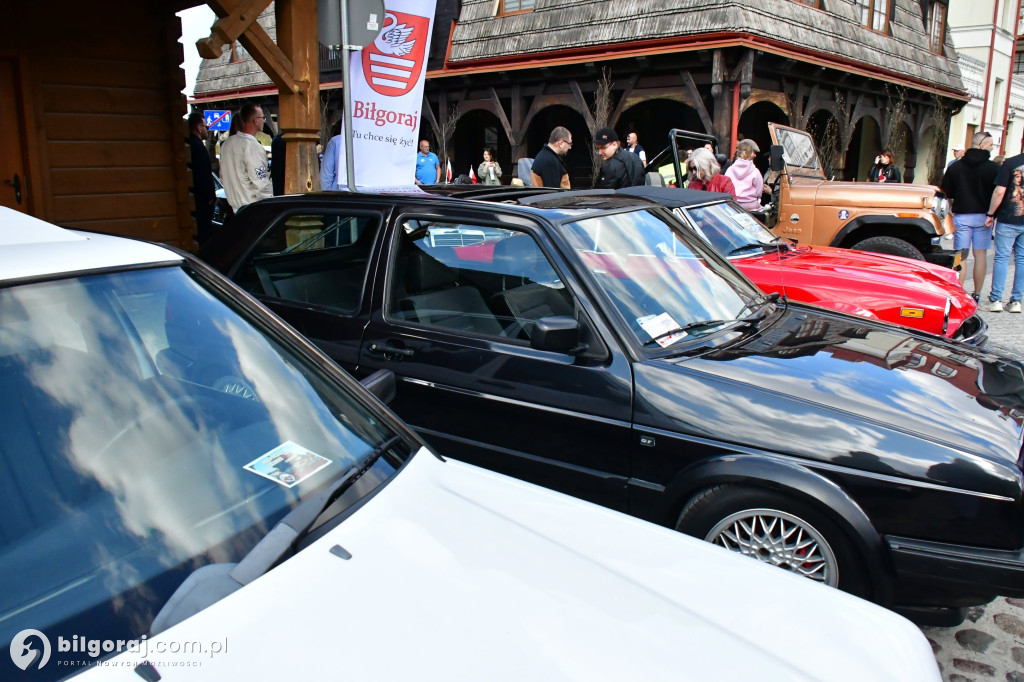 Miasteczko Kresowe wypełniło się legendami motoryzacji. Relacja z otwarcia sezonu