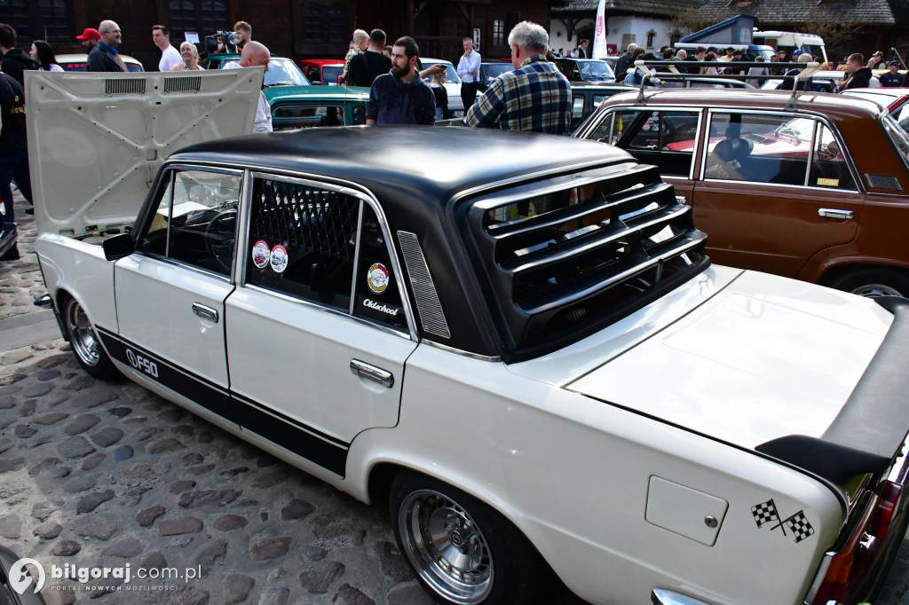 Miasteczko Kresowe wypełniło się legendami motoryzacji. Relacja z otwarcia sezonu