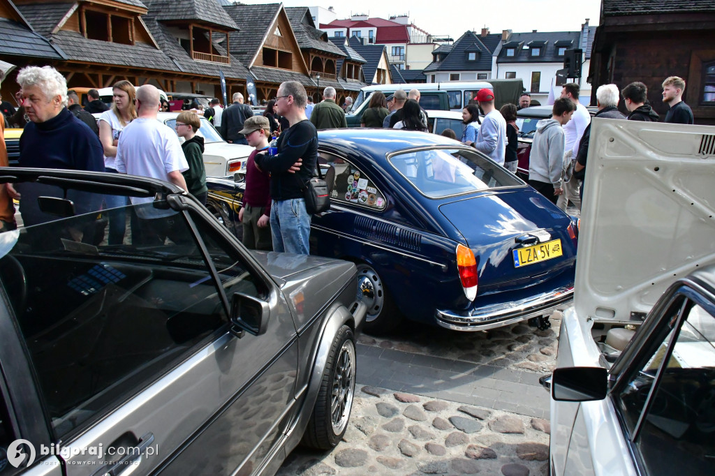 Miasteczko Kresowe wypełniło się legendami motoryzacji. Relacja z otwarcia sezonu