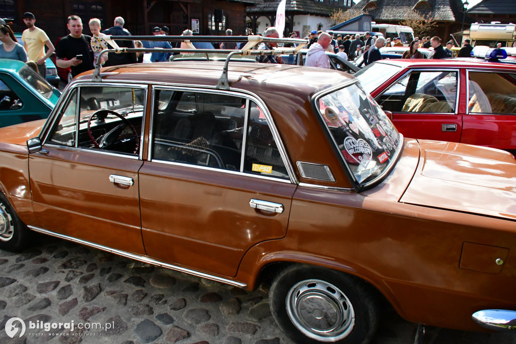 Miasteczko Kresowe wypełniło się legendami motoryzacji. Relacja z otwarcia sezonu