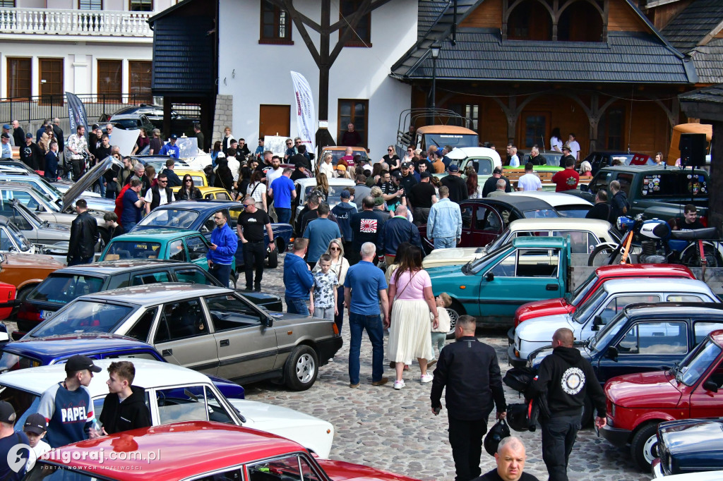 Miasteczko Kresowe wypełniło się legendami motoryzacji. Relacja z otwarcia sezonu