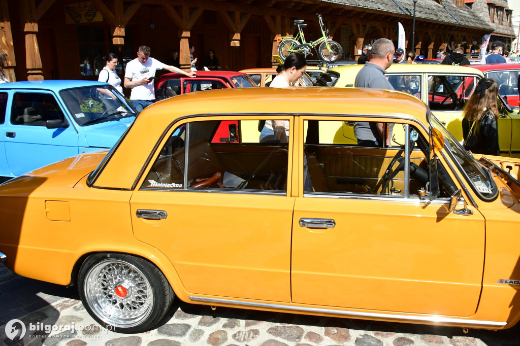 Miasteczko Kresowe wypełniło się legendami motoryzacji. Relacja z otwarcia sezonu