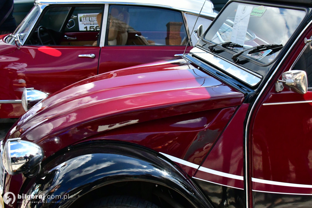 Miasteczko Kresowe wypełniło się legendami motoryzacji. Relacja z otwarcia sezonu