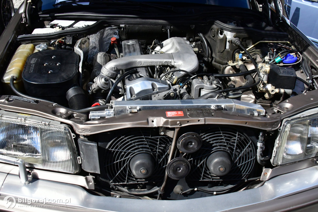 Miasteczko Kresowe wypełniło się legendami motoryzacji. Relacja z otwarcia sezonu