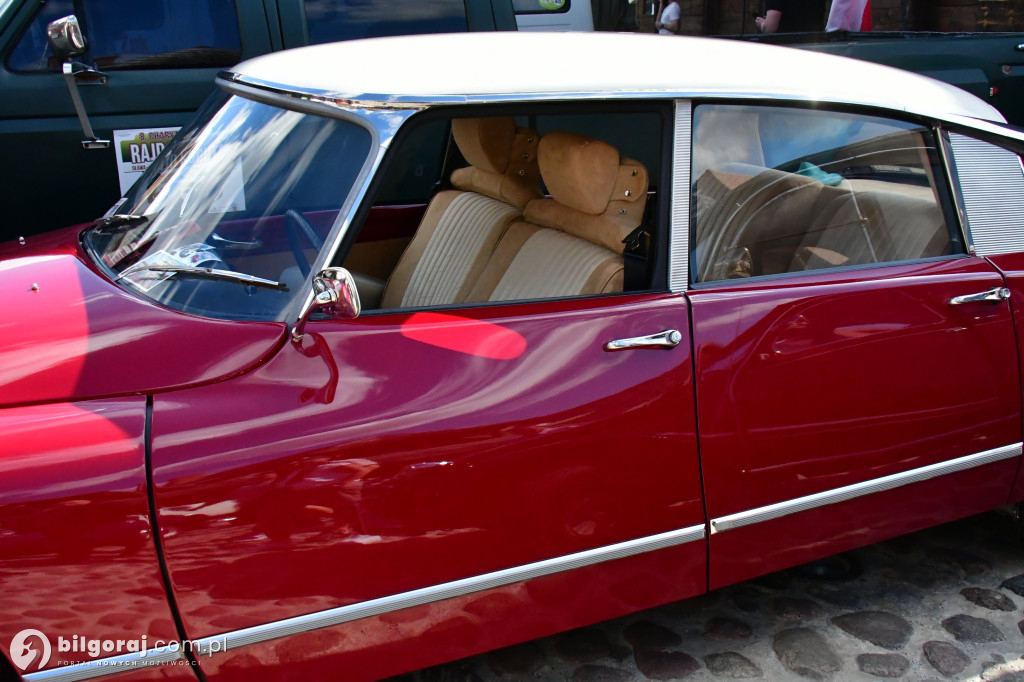 Miasteczko Kresowe wypełniło się legendami motoryzacji. Relacja z otwarcia sezonu