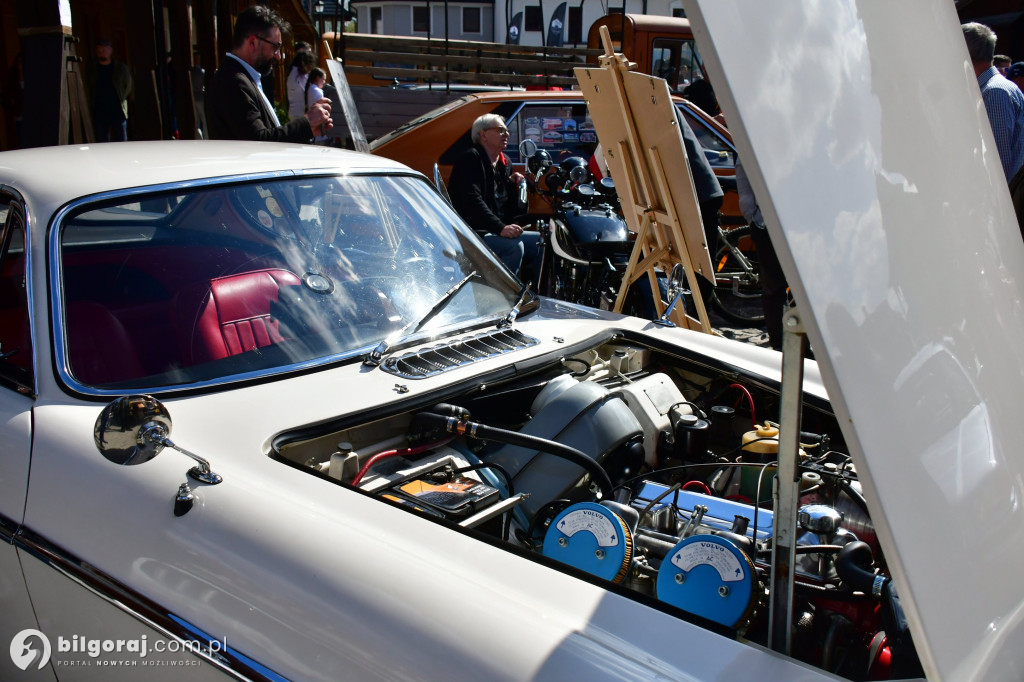 Miasteczko Kresowe wypełniło się legendami motoryzacji. Relacja z otwarcia sezonu