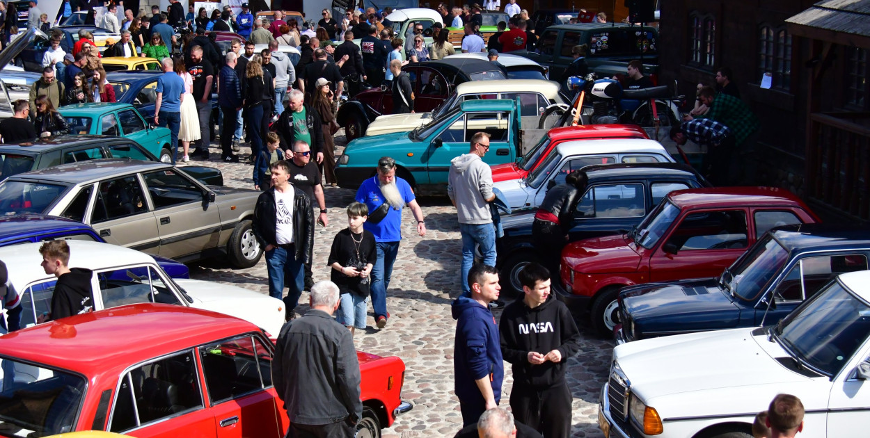 Miasteczko Kresowe wypełniło się legendami motoryzacji. Relacja z otwarcia sezonu
