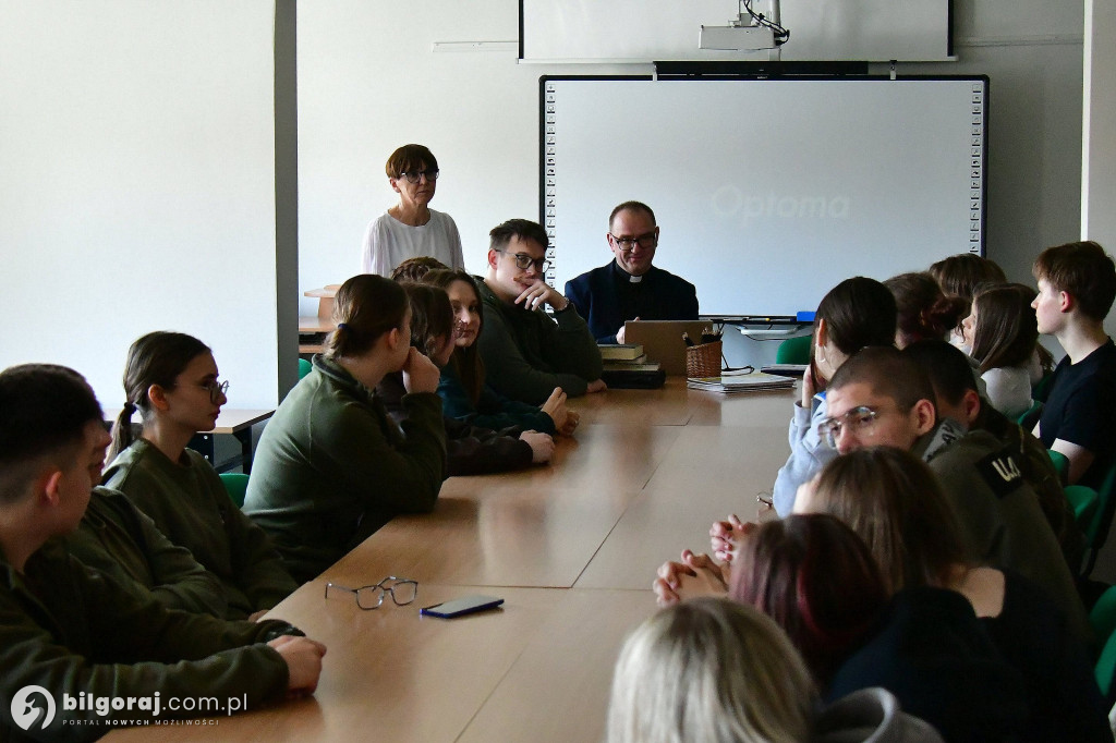 Hebrajski i greka dla każdego? Młodzież odkrywa kody Biblii podczas Tygodnia Biblijnego