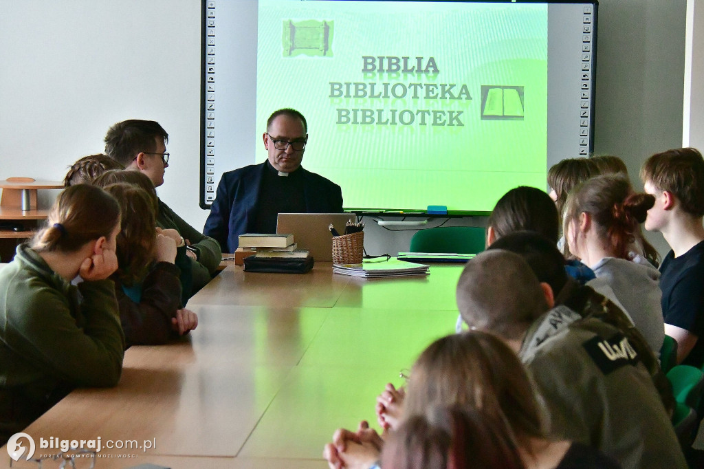 Hebrajski i greka dla każdego? Młodzież odkrywa kody Biblii podczas Tygodnia Biblijnego