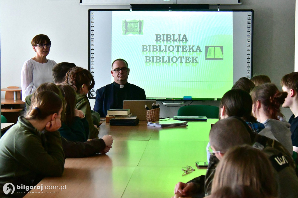 Hebrajski i greka dla każdego? Młodzież odkrywa kody Biblii podczas Tygodnia Biblijnego