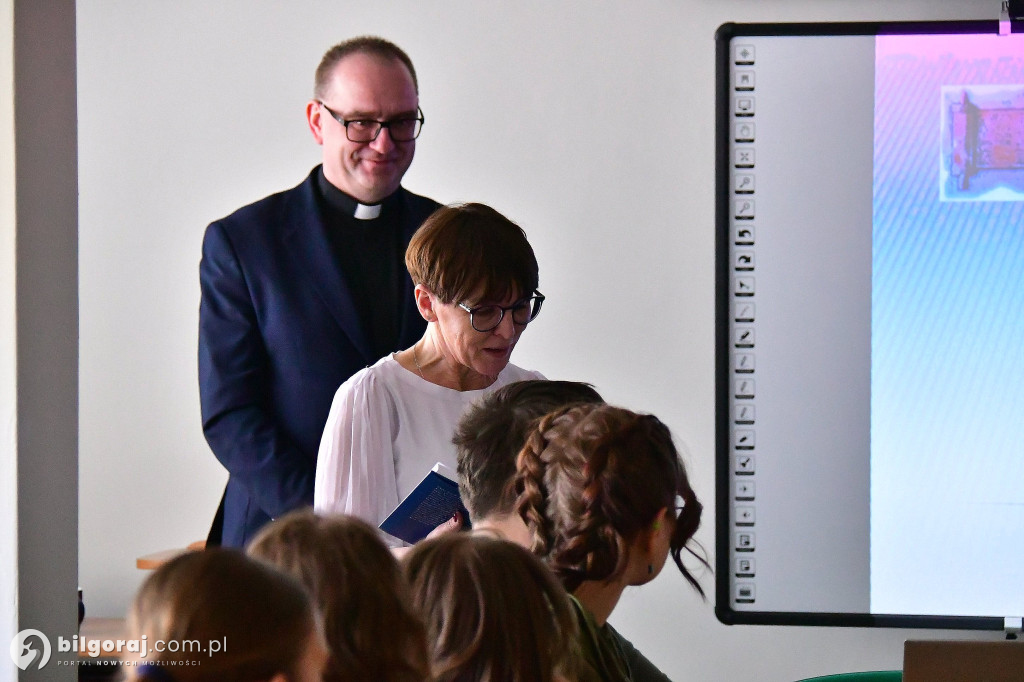 Hebrajski i greka dla każdego? Młodzież odkrywa kody Biblii podczas Tygodnia Biblijnego