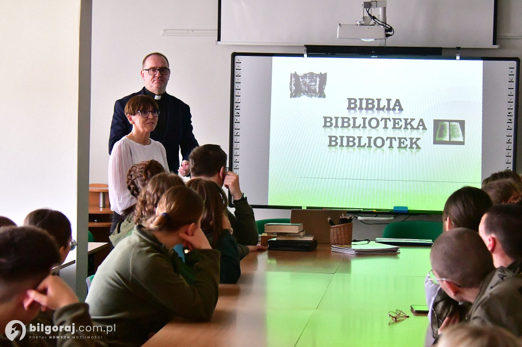 Hebrajski i greka dla każdego? Młodzież odkrywa kody Biblii podczas Tygodnia Biblijnego