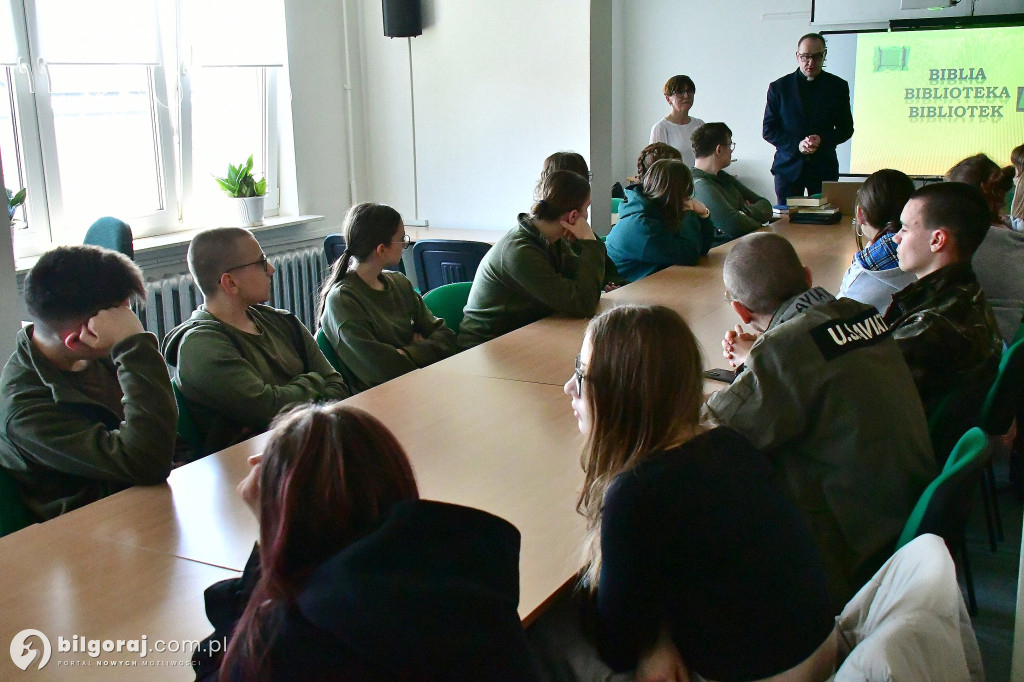Hebrajski i greka dla każdego? Młodzież odkrywa kody Biblii podczas Tygodnia Biblijnego