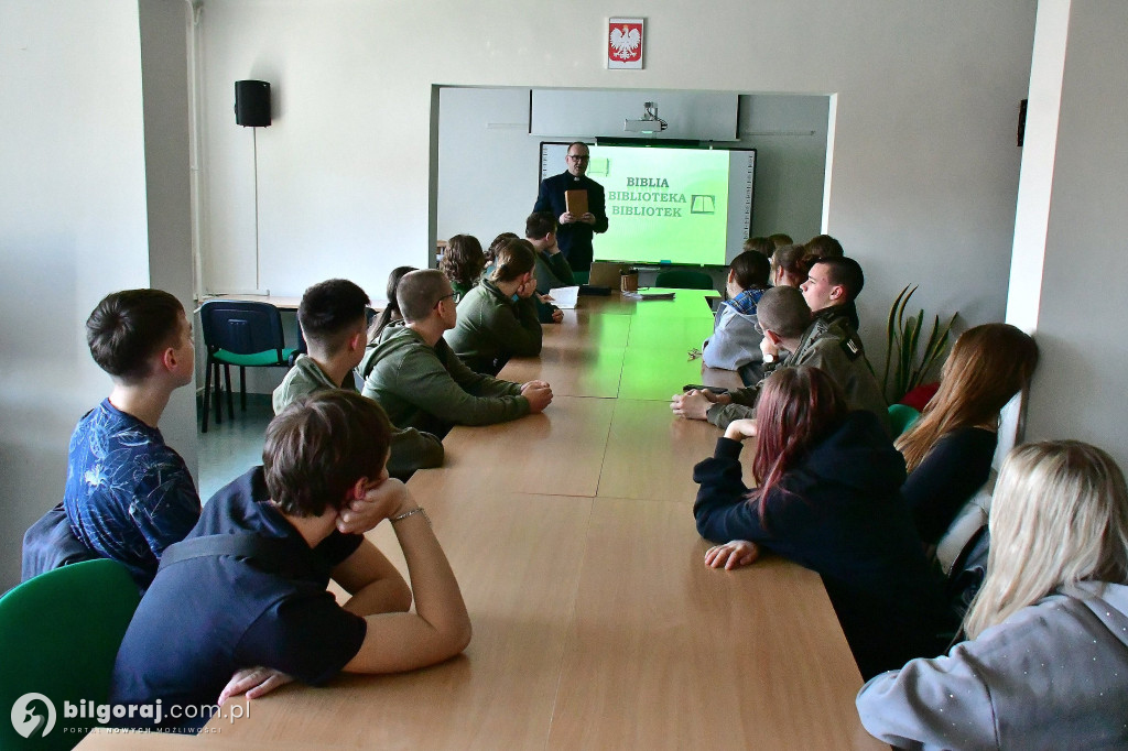 Hebrajski i greka dla każdego? Młodzież odkrywa kody Biblii podczas Tygodnia Biblijnego
