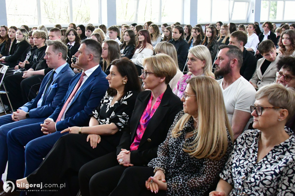 Koniec ważnego etapu. Uroczyste pożegnanie abiturientów w biłgorajskim ZSZiO