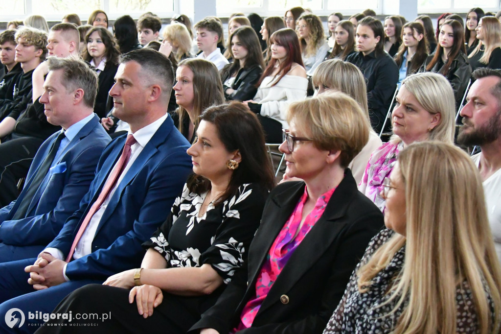 Koniec ważnego etapu. Uroczyste pożegnanie abiturientów w biłgorajskim ZSZiO