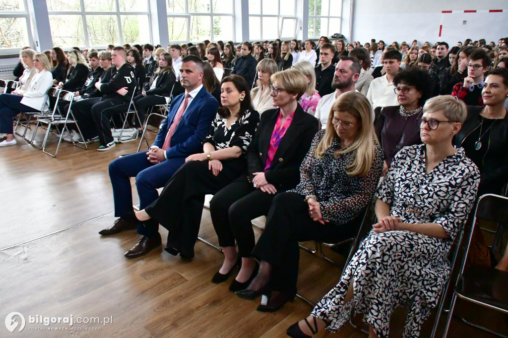 Koniec ważnego etapu. Uroczyste pożegnanie abiturientów w biłgorajskim ZSZiO