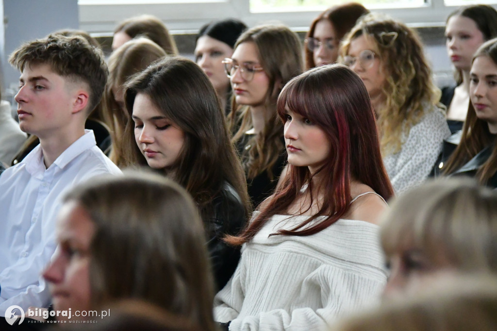Koniec ważnego etapu. Uroczyste pożegnanie abiturientów w biłgorajskim ZSZiO