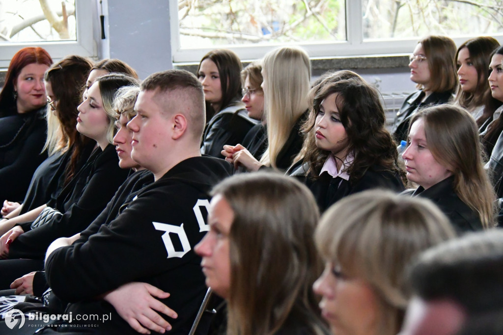 Koniec ważnego etapu. Uroczyste pożegnanie abiturientów w biłgorajskim ZSZiO