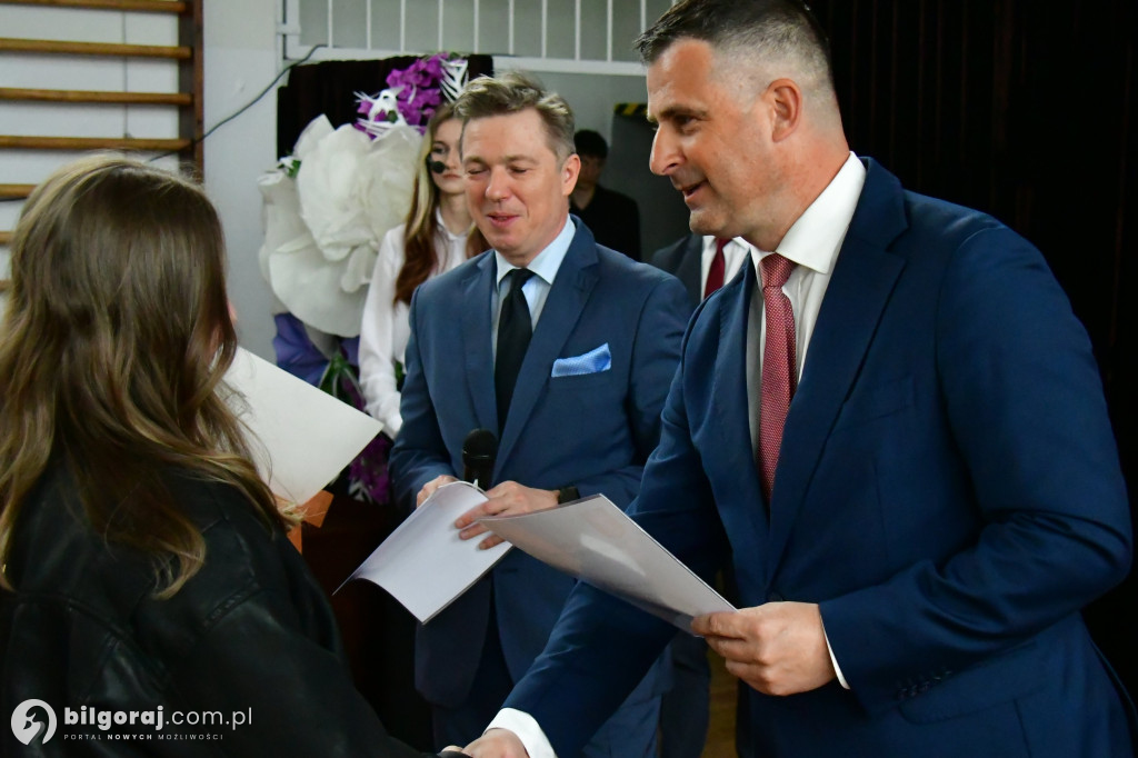 Koniec ważnego etapu. Uroczyste pożegnanie abiturientów w biłgorajskim ZSZiO