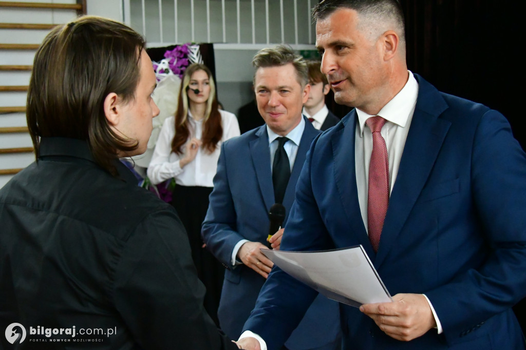 Koniec ważnego etapu. Uroczyste pożegnanie abiturientów w biłgorajskim ZSZiO