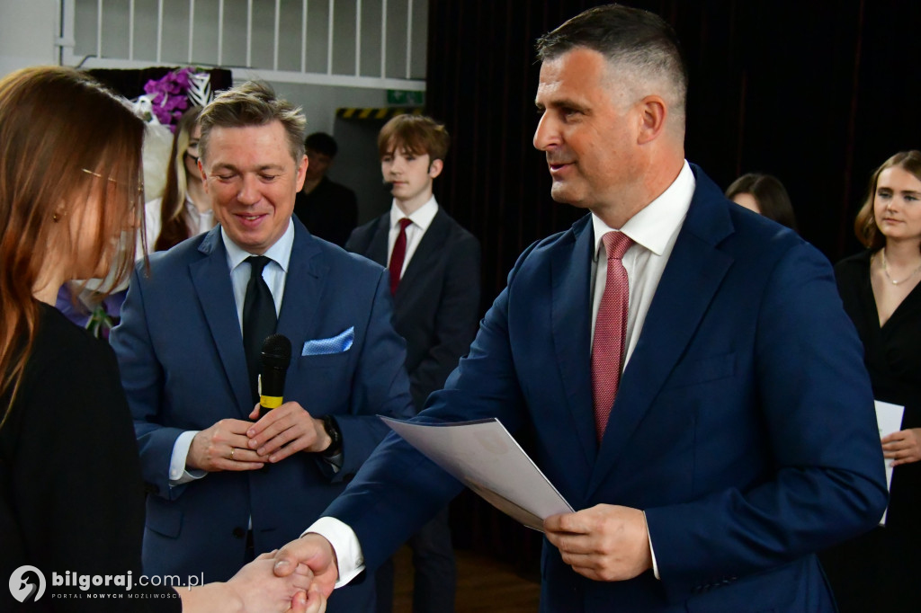 Koniec ważnego etapu. Uroczyste pożegnanie abiturientów w biłgorajskim ZSZiO