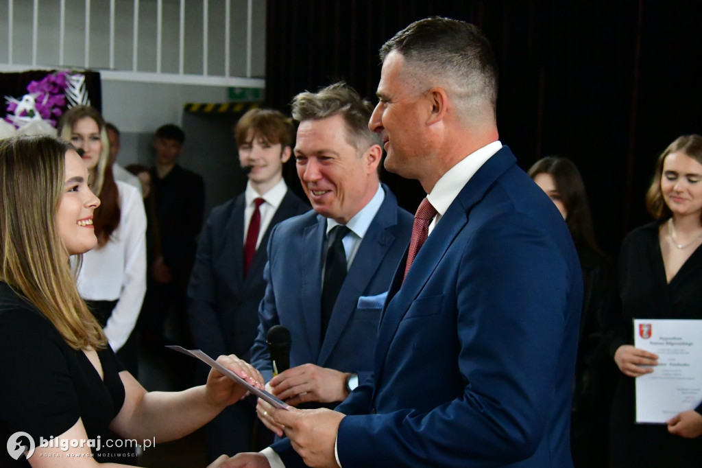 Koniec ważnego etapu. Uroczyste pożegnanie abiturientów w biłgorajskim ZSZiO