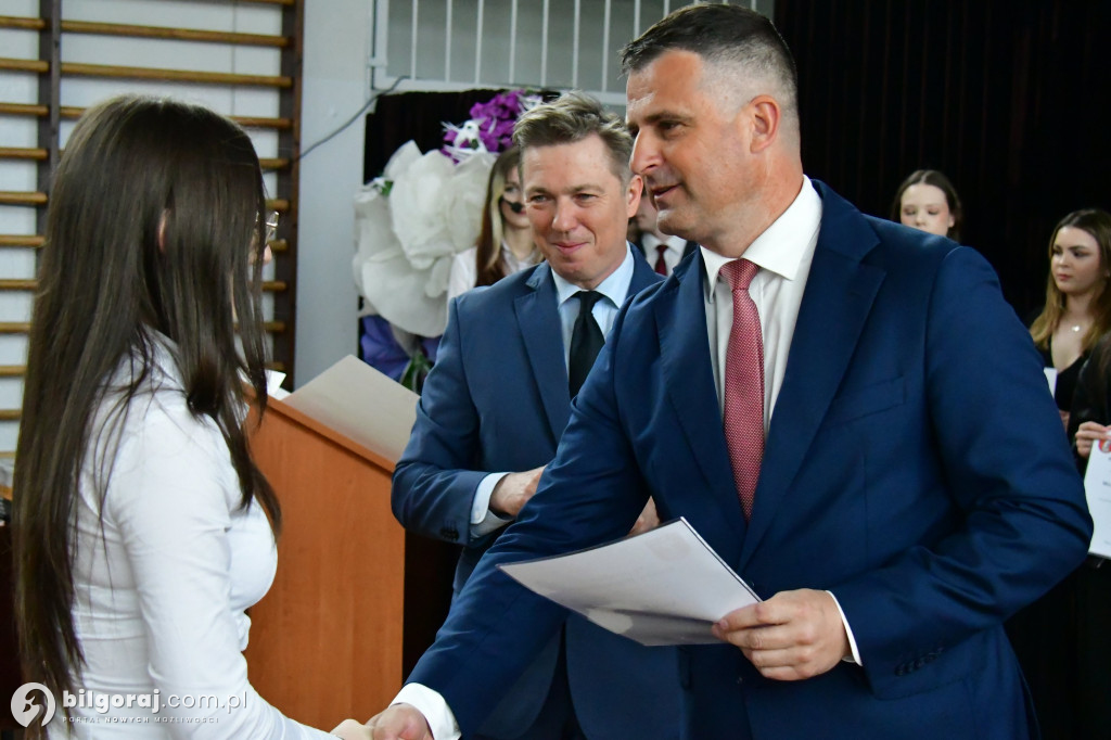 Koniec ważnego etapu. Uroczyste pożegnanie abiturientów w biłgorajskim ZSZiO