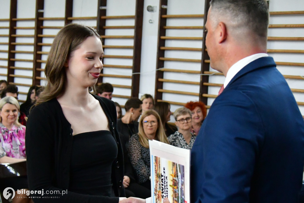 Koniec ważnego etapu. Uroczyste pożegnanie abiturientów w biłgorajskim ZSZiO