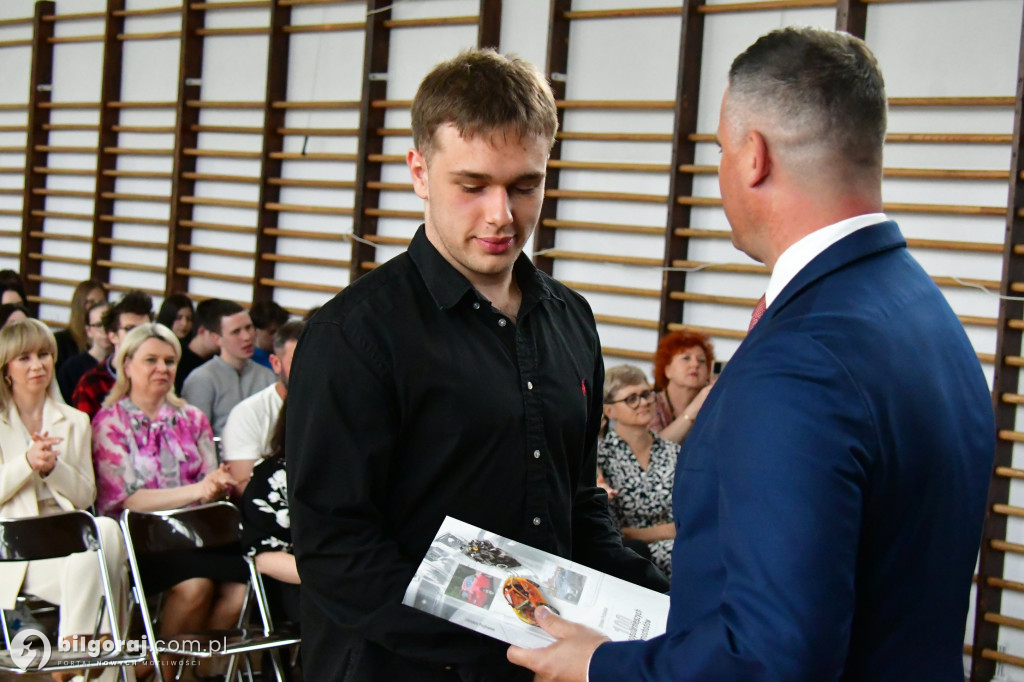 Koniec ważnego etapu. Uroczyste pożegnanie abiturientów w biłgorajskim ZSZiO