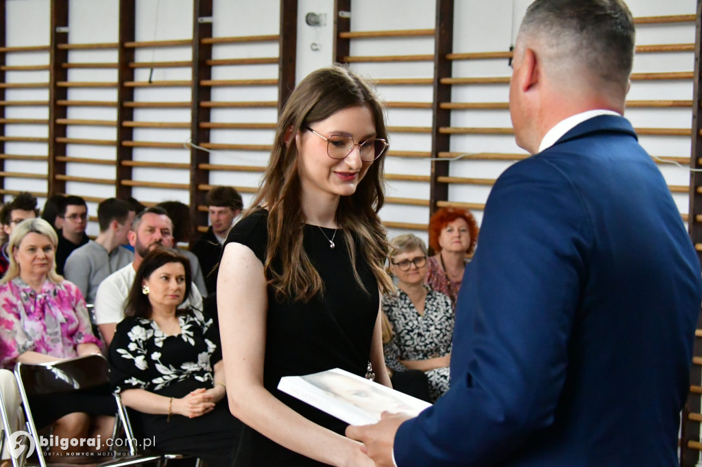 Koniec ważnego etapu. Uroczyste pożegnanie abiturientów w biłgorajskim ZSZiO