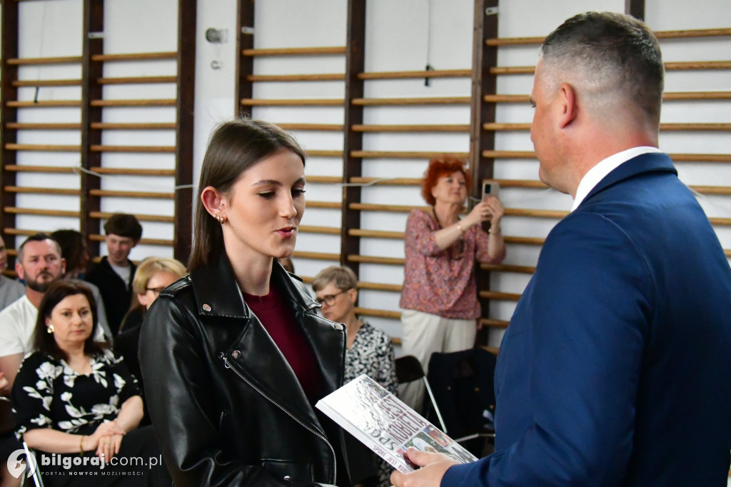 Koniec ważnego etapu. Uroczyste pożegnanie abiturientów w biłgorajskim ZSZiO