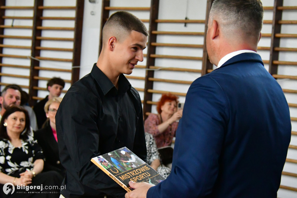 Koniec ważnego etapu. Uroczyste pożegnanie abiturientów w biłgorajskim ZSZiO