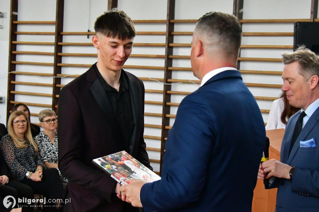 Koniec ważnego etapu. Uroczyste pożegnanie abiturientów w biłgorajskim ZSZiO