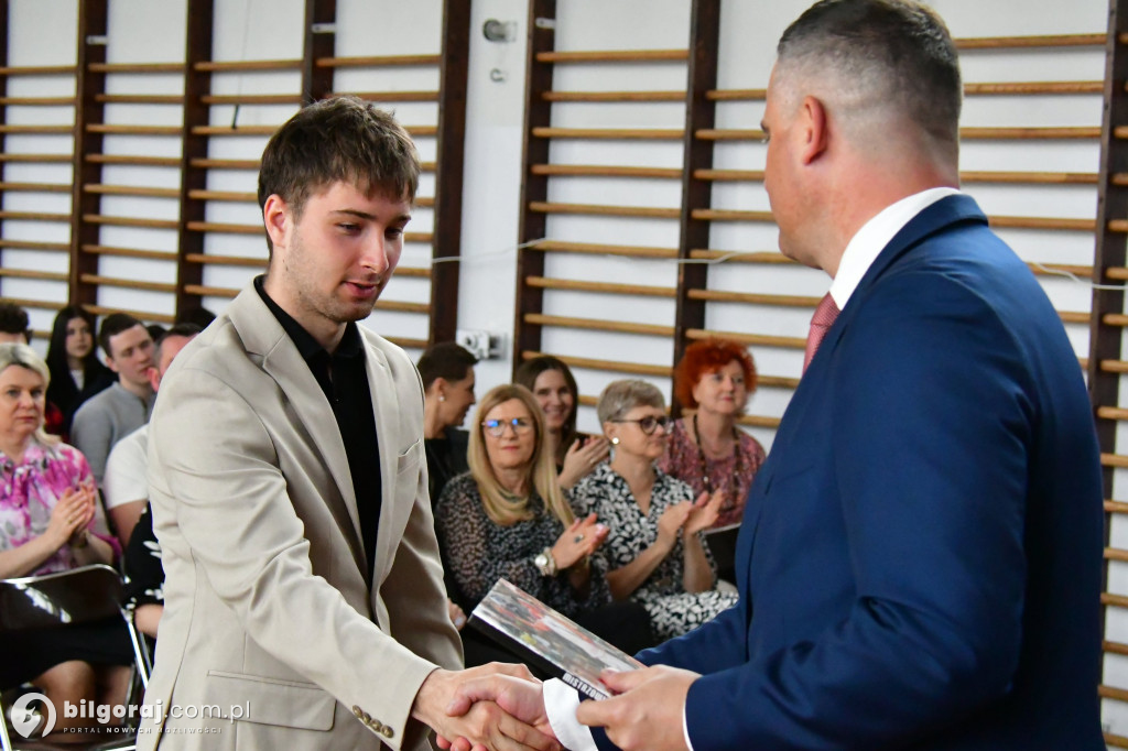 Koniec ważnego etapu. Uroczyste pożegnanie abiturientów w biłgorajskim ZSZiO